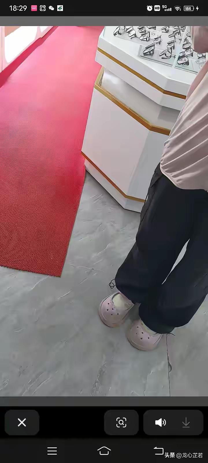 近日，湖北黄冈，一名店主正在打瞌睡，店里进来一位10岁左右的小女孩。她怯生生地问