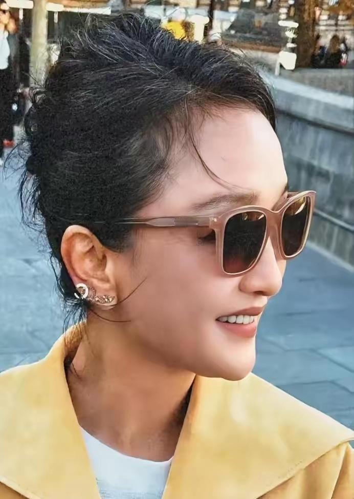 李亚鹏落魄且单身，周迅要是还喜欢就可以准备出手了！他二婚刚离没多久，内心肯定是空