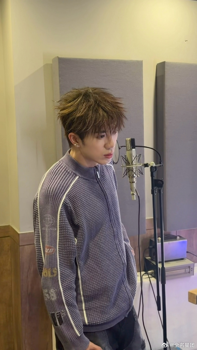 鹭卓狼尾初见雏形鹭卓男友风六宫格谁被鹭卓帅疯了！男友风六宫格氛围感拉满，狼尾发型