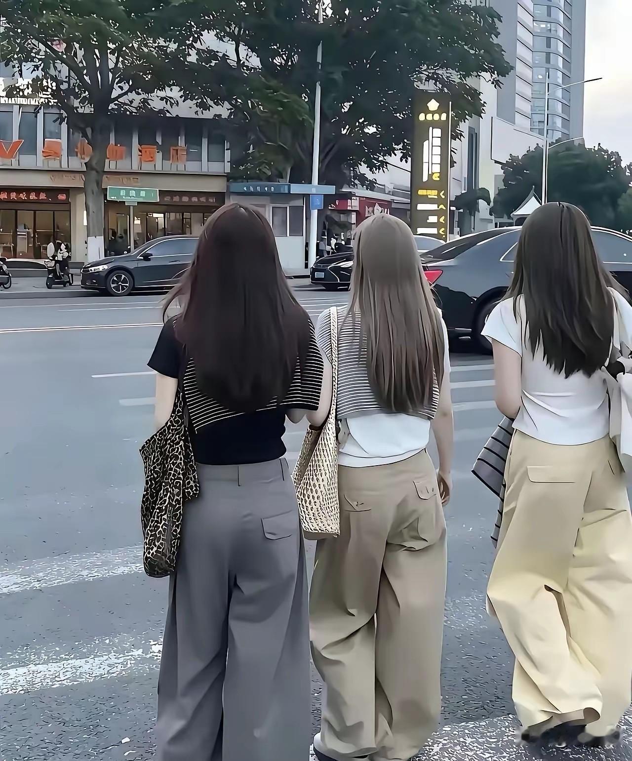 现在这种扫地裤，拖地裤非常流行，网友说：用男人的眼光看，这种款式是最丑的时尚拉风