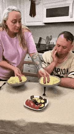 小哥哥：原来你一直吃的比我好，也好，至少你吃的好我就开心了。