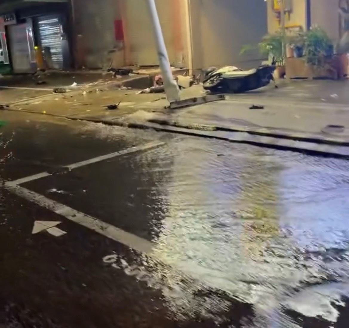 【玉林某商场附近酒店旁小车撞到报废】7月9日凌晨，据多名网友爆料称：玉林市某大型