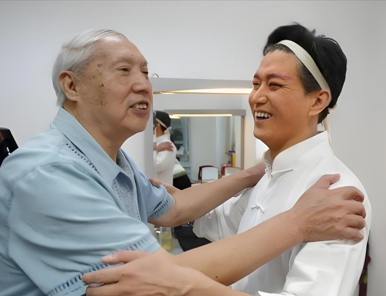 和张建峰合影的这位老者是谁呢？想必他是京剧界的一位老艺术家吧？