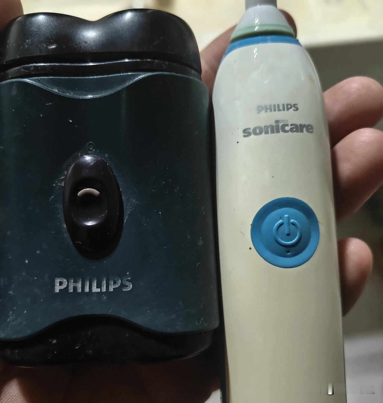 飞利浦这些小家电的质量是真过硬！
刮胡刀用了快三十年了！连刀头都没换过，所谓的自
