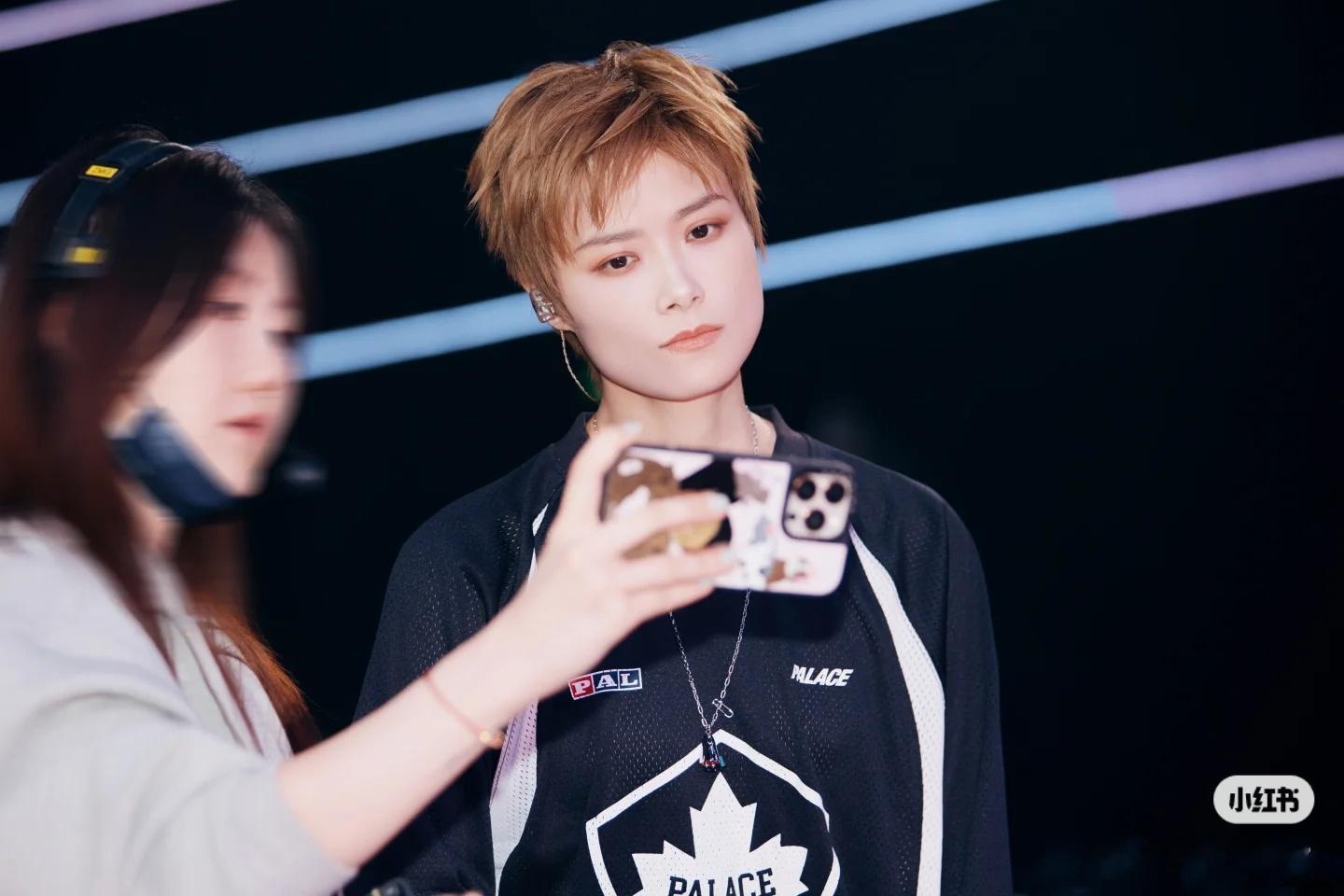 李宇春国乐无双好元气的造型今晚的歌迷朋友们也就是苞谷们又幸福了，可可爱爱的元气学
