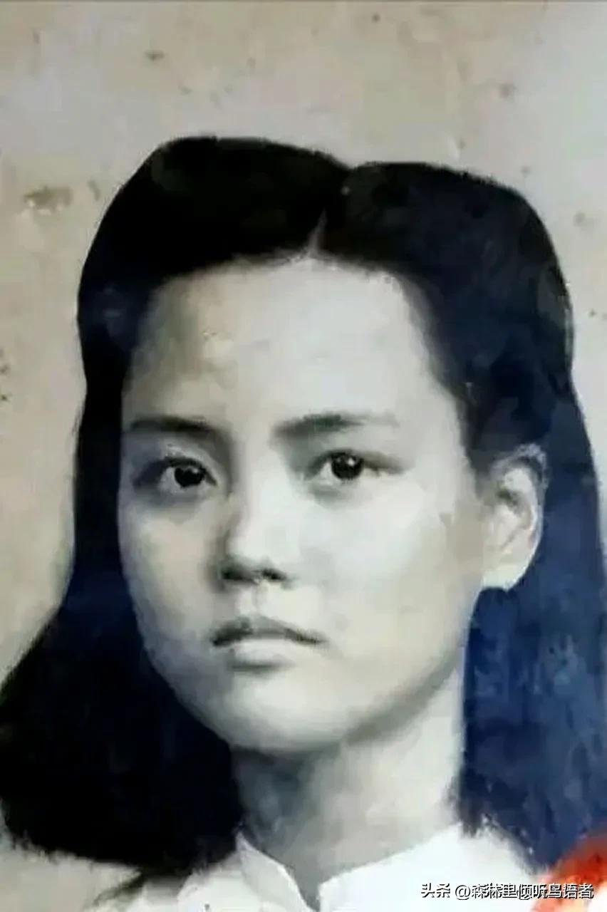 1943年底的广州城郊，地下党员徐佩珩正在隐蔽据点内紧张收发情报，屋外突然传来杂