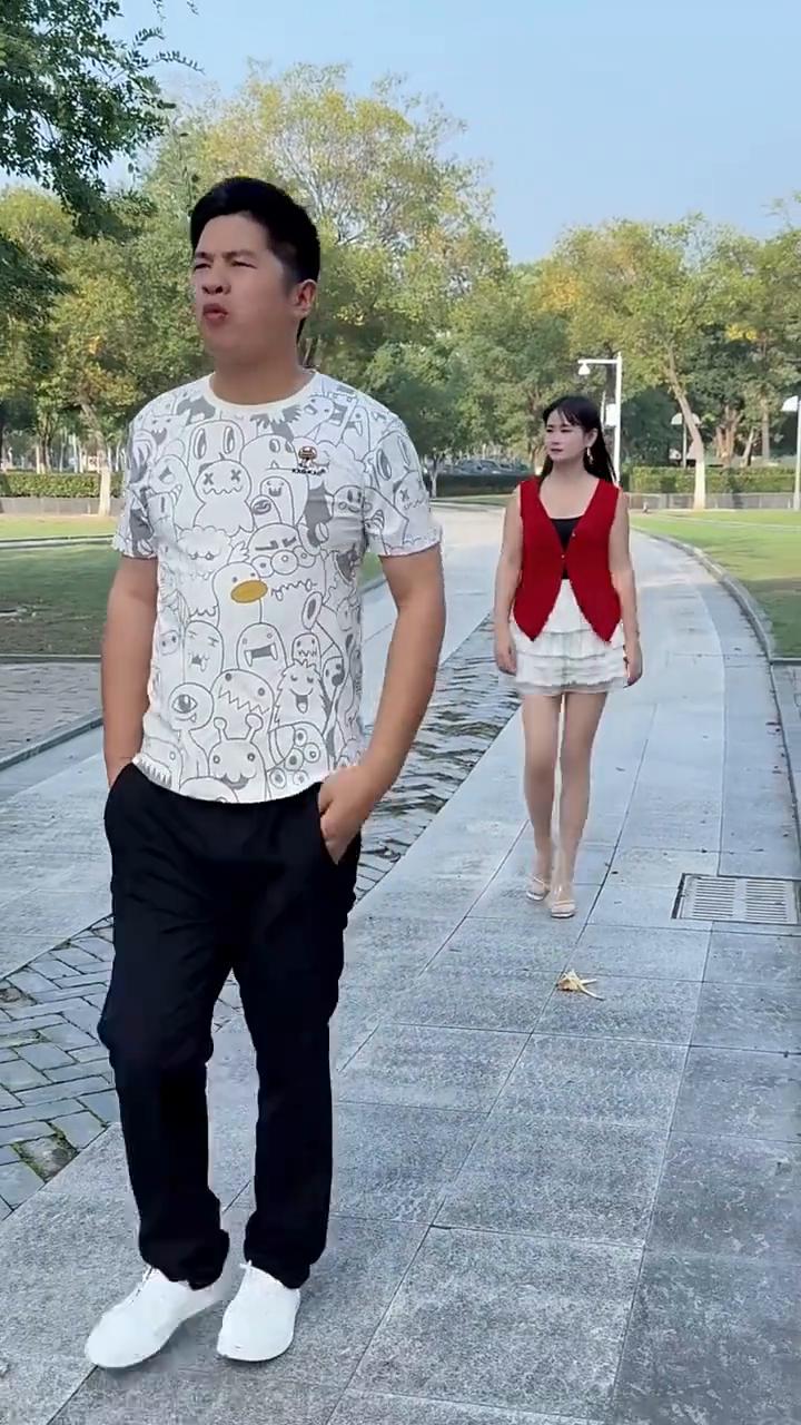 夏日街头穿搭指南。··首先在夏天一定要短袖下穿，这样更显腿长。
·然后搭配一条一