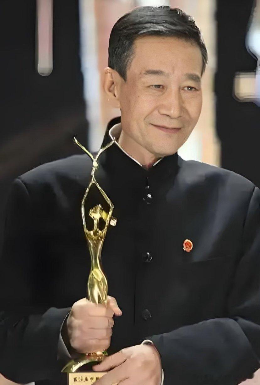 李雪健已经完全听不见了72岁李雪健因鼻咽癌放疗后遗症双耳失聪，靠语音转写器沟通，