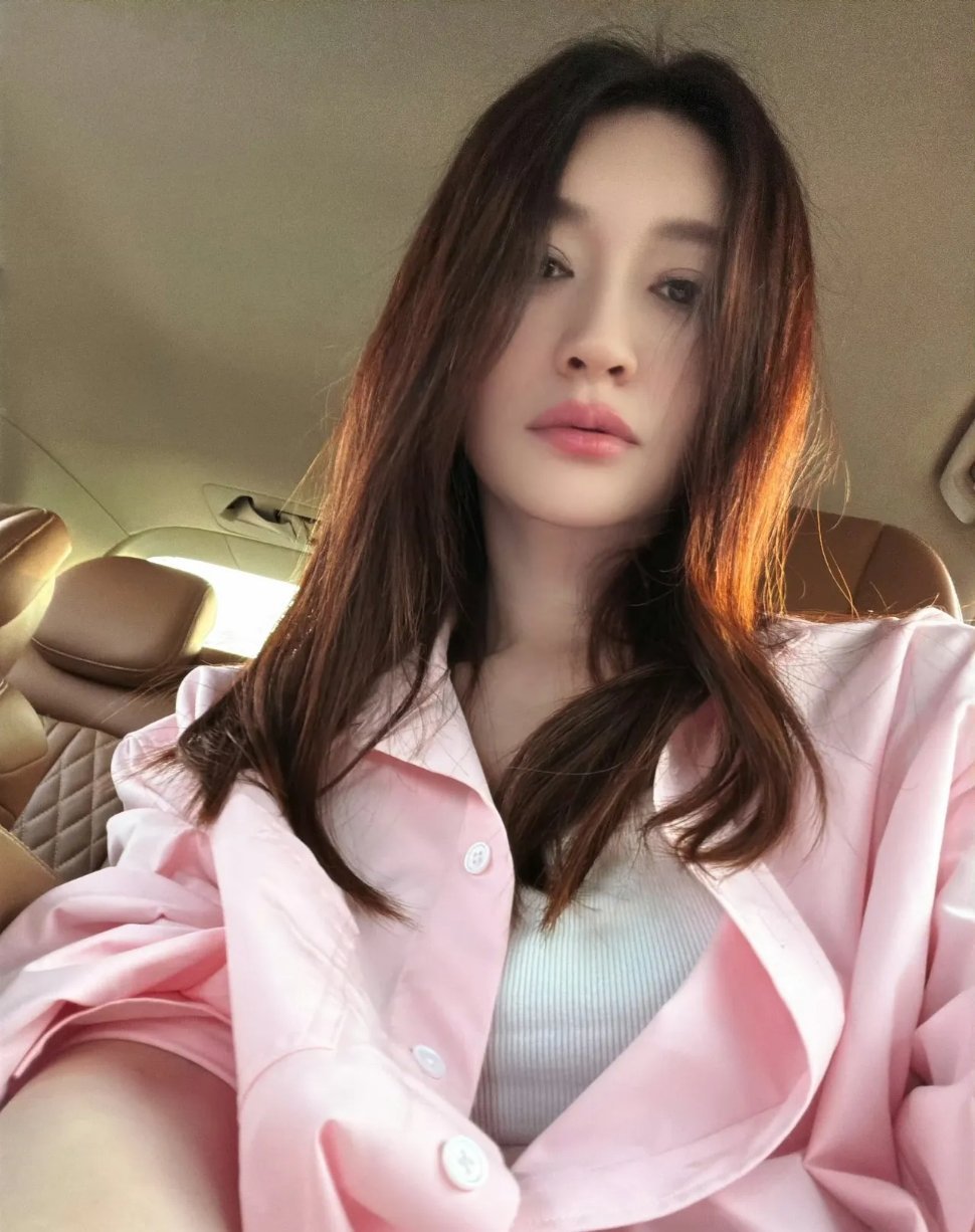 李小冉icon清冷妆被热议8月14号晚顶流姐姐李小冉更新动态，没有唱便利贴，也没