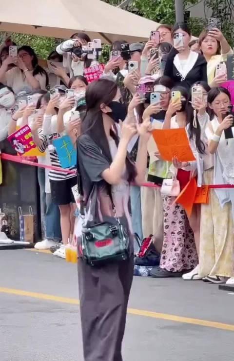 好久没有见过虞书欣的潮姐酷girl 风了，怎么做到在如此素的状态下还这么美啊 ​