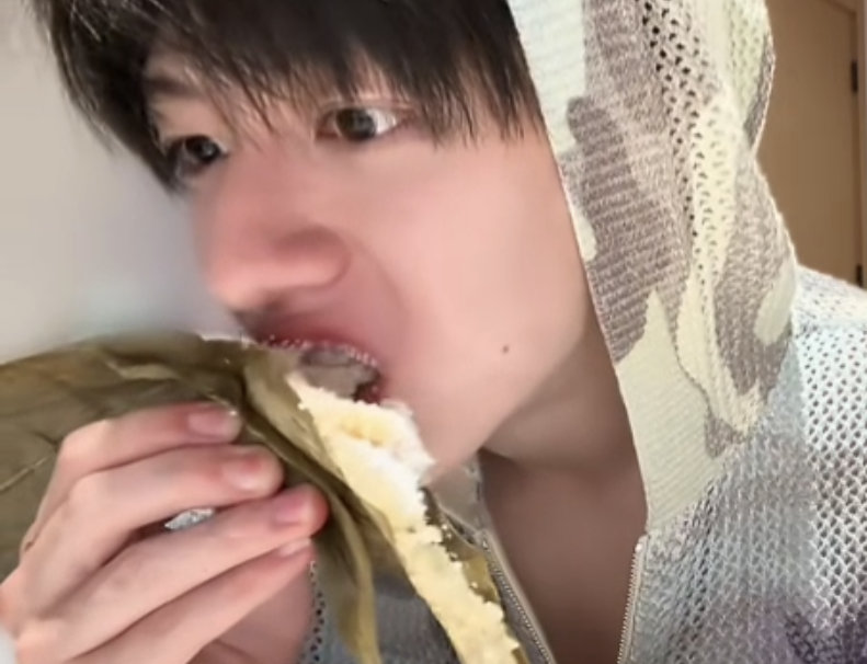 你们懂朱志鑫眼睛到底多大吗？眼睛又大睫毛又浓密又长，真的漫画BJD里面的....