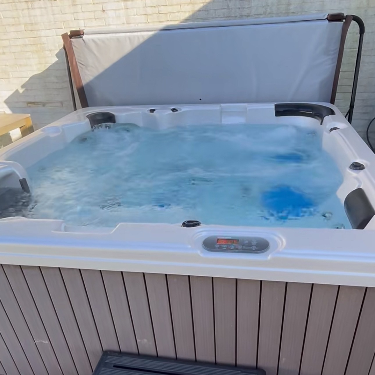 彩领说刚刚和礼志一起泡了按摩浴缸两个人泡的很开心🛁 