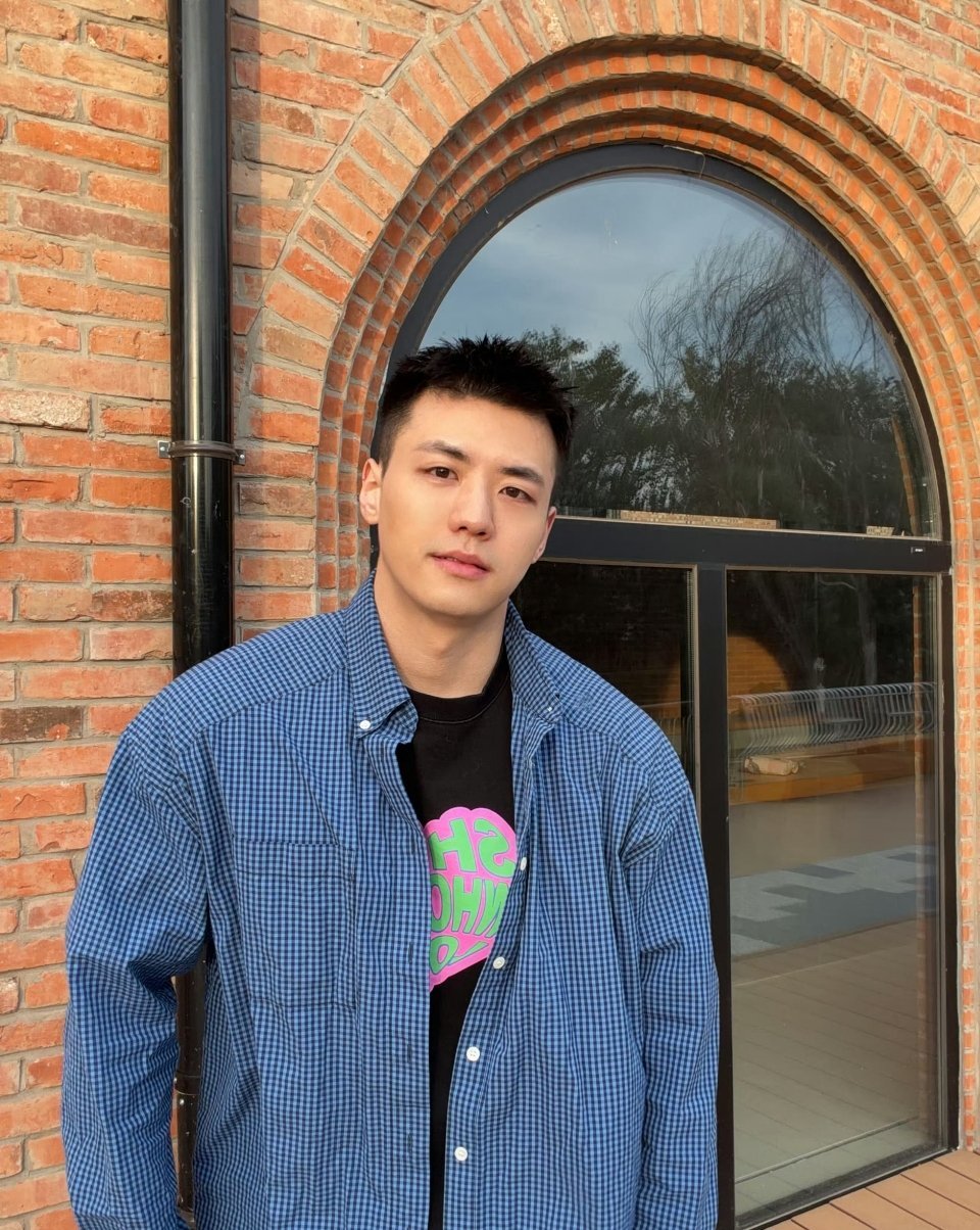 思慕社字母 成年人的告别是很轻的，像风吹落一片叶子，只是转身之后，那片叶子落地的