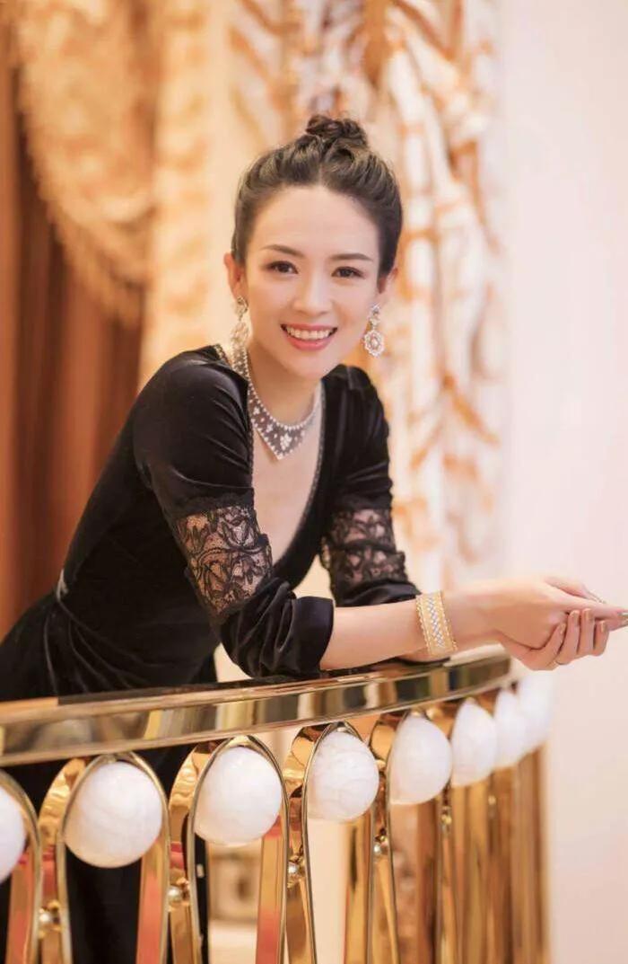 汪峰家里最美的居然是大女儿小苹果，她长得真漂亮啊！虽然说章子怡确实很有名气，在年