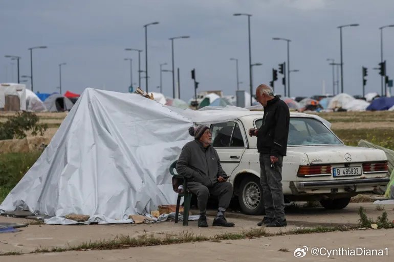 (UTC15：20)照片：流离失所者在贝鲁特避难图1 83岁的佐赫尔·卡扎兹，因