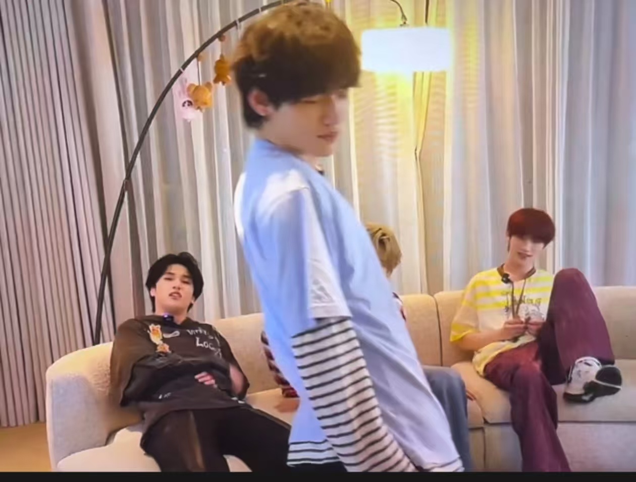 宋亚轩直播飞吻宋亚轩珍珠小子飞吻宋亚轩直播飞吻，好会，