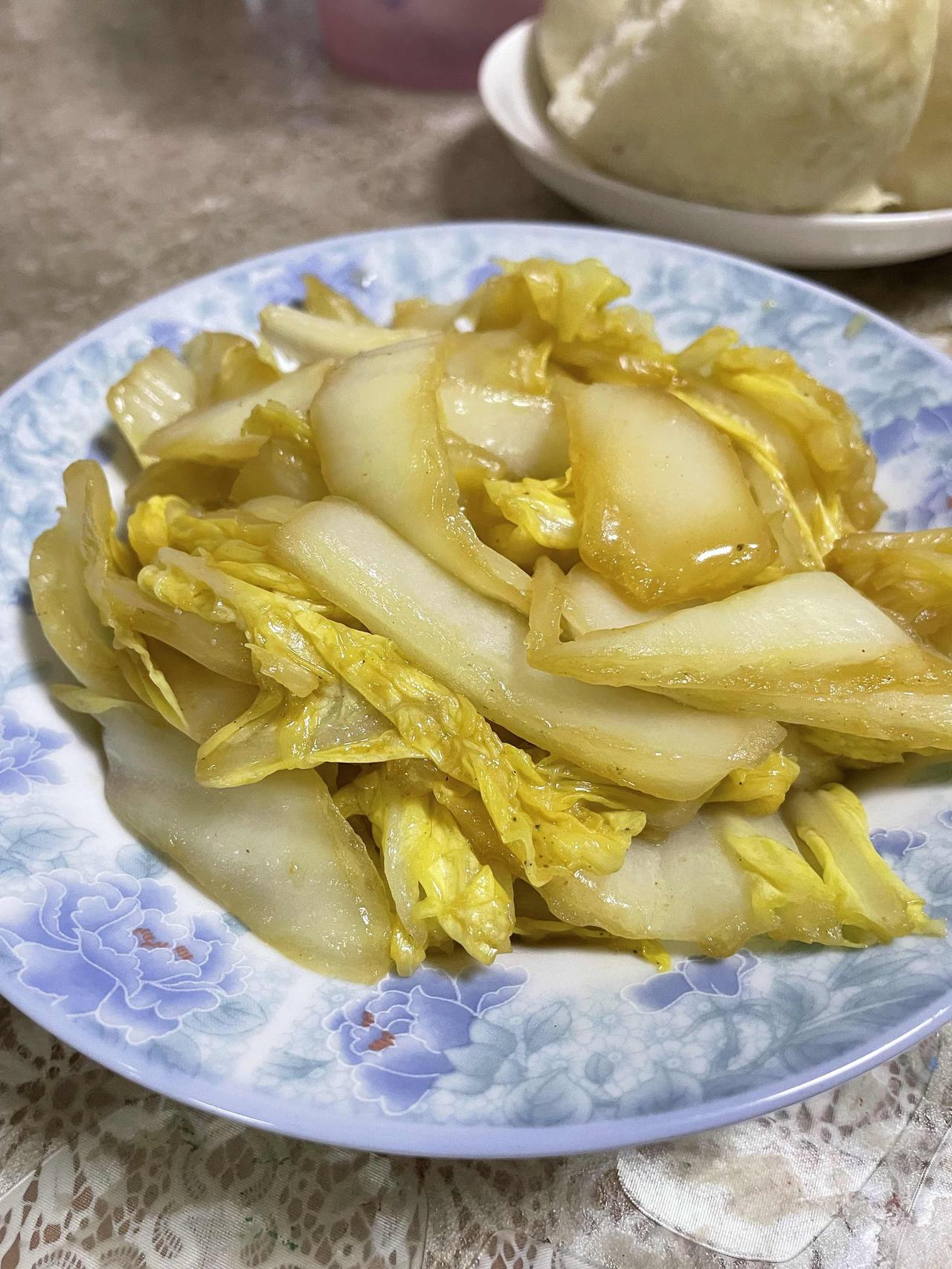 晒图笔记大赛今早上的早饭，白菜有点清淡，回锅肉颜色有点重，不过好吃😋