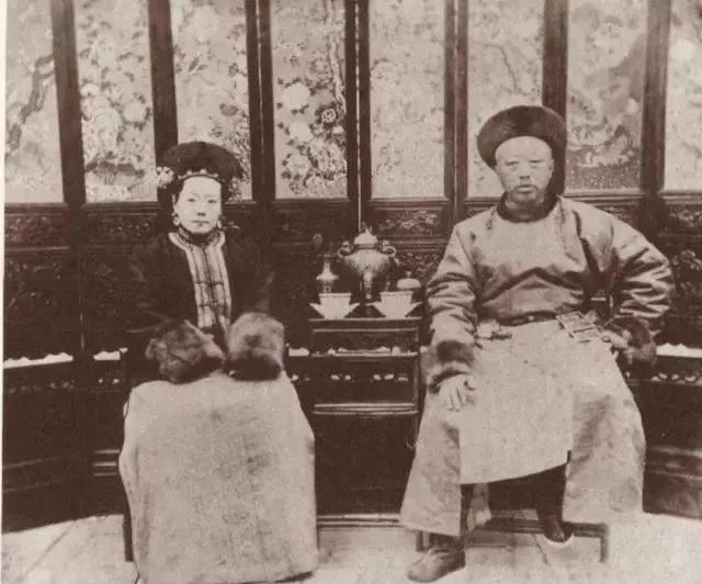慈禧的妹妹婉贞，靠着姐姐的权势过上荣华富贵的生活；然而，本以为幸福的她却在痛苦中