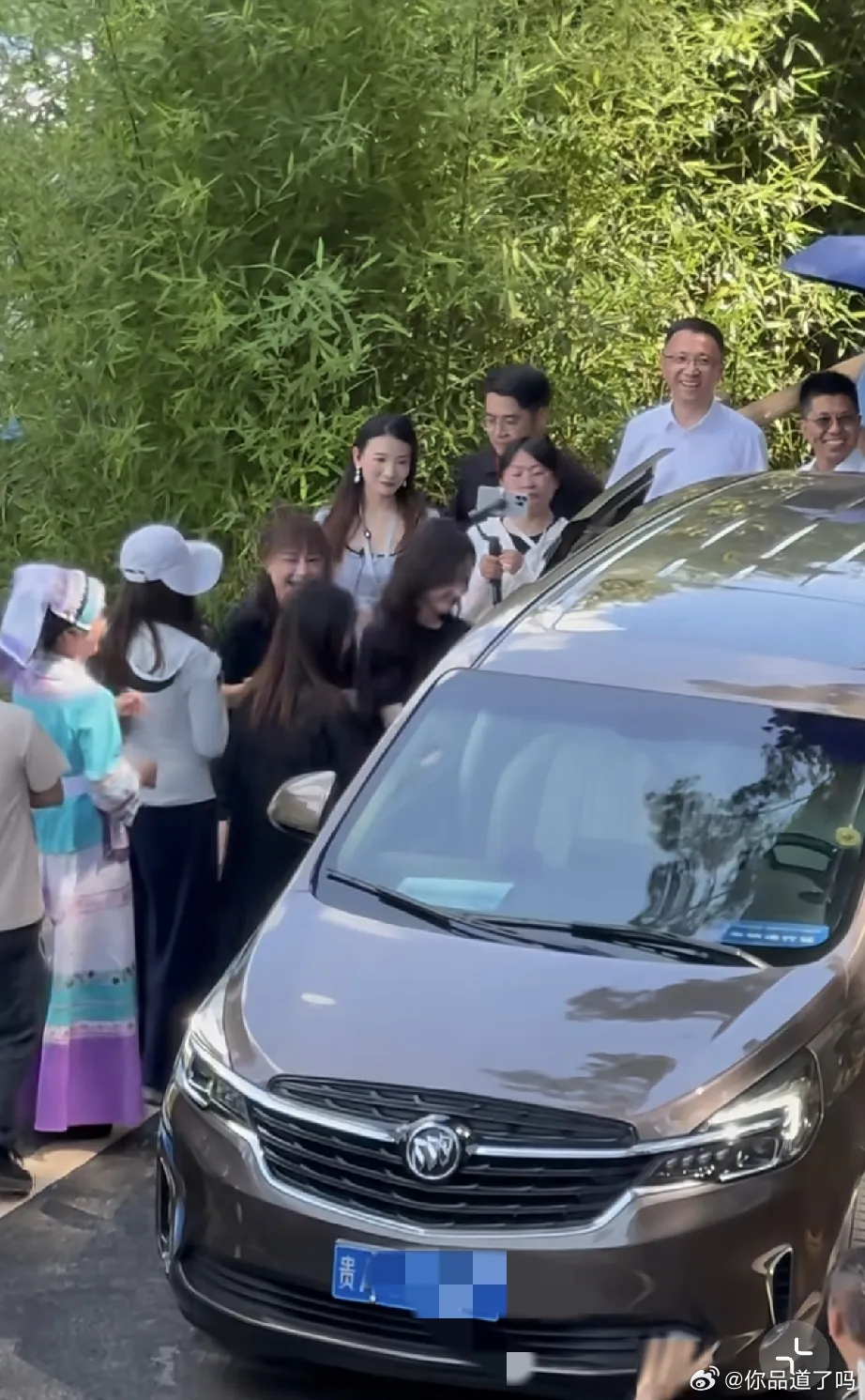 唐嫣现身贵州长顺县参加活动，穿了宽松的红裤子和平底运动鞋，个子好高，走出来气质好