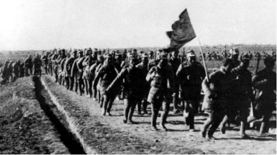 1945年，2万新四军被7万国民党逼至绝境时，粟裕却突然命令战士们在俘虏面前打架