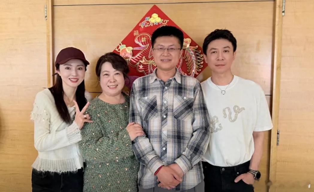 董璇大年初九跟着张维伊回婆家走亲戚，真的是太贴心，给足老公面子了，而且穿着大方得