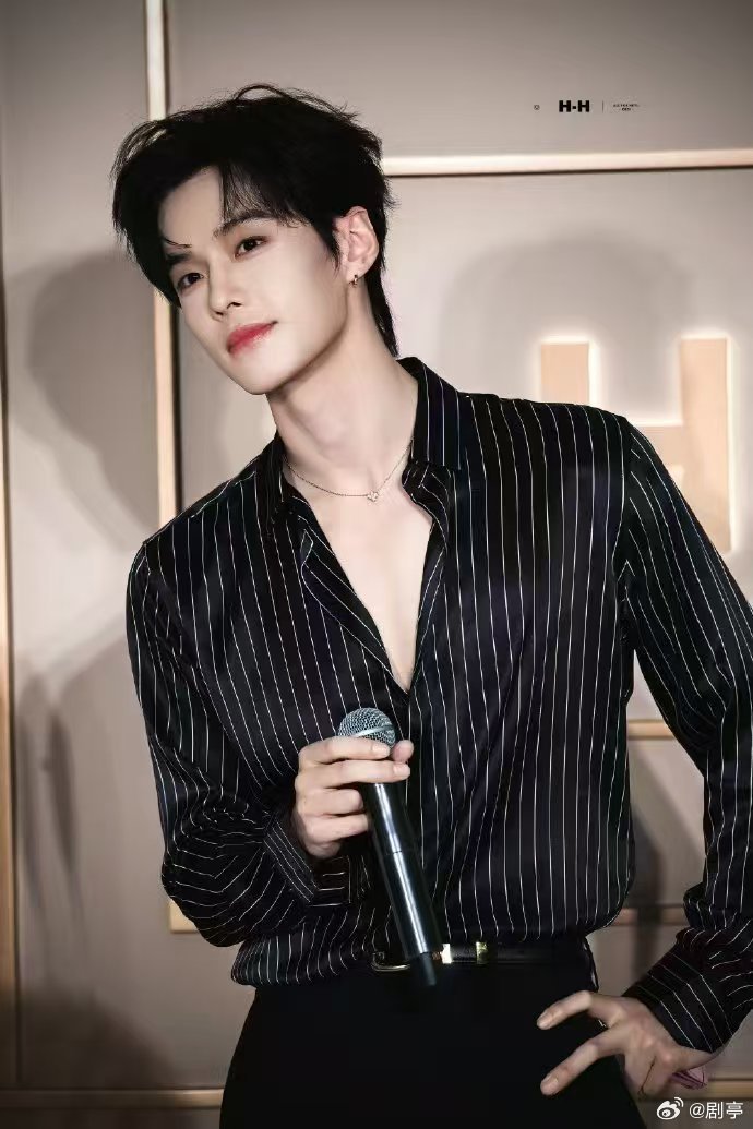 何与FENDI杂志封面 何与全新FENDI杂志封面如约而至。条纹黑衬衫搭配深V设