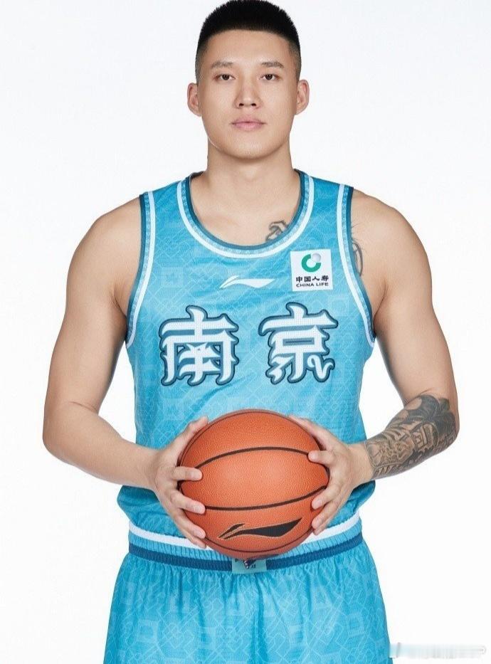 同曦男篮和曾繁日互致谢意，据了解，同曦男篮将为曾繁日开具注销证明。同曦少主陈曦在