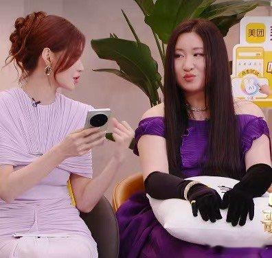 锤娜丽莎造型 百变大咖秀单依纯不抱美团的抱枕，安能辨我是纯锤？？？ 