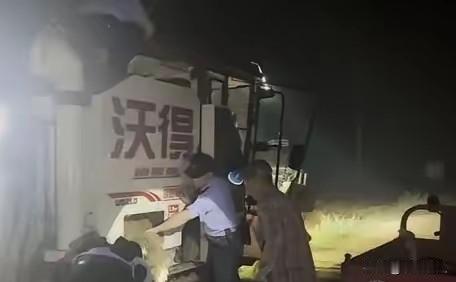 凌晨一点的暖心一幕！襄阳民警跳上收割机帮农户卸麦，守护百姓血汗收成
 
5月24