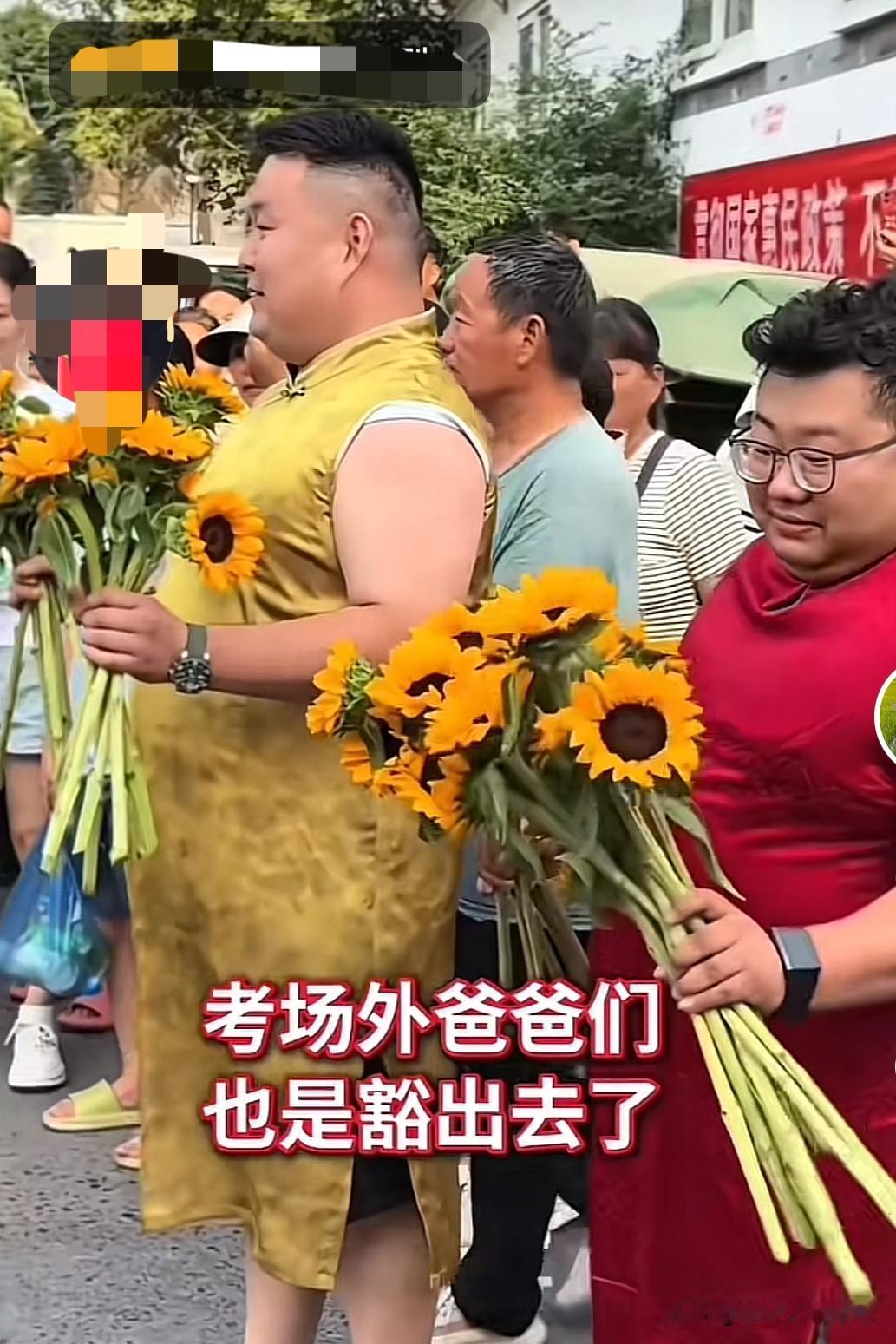 对于穿旗袍迎接高考的孩子，大家是怎么看待的呢？

又是一年的高考季，穿旗袍的爸爸