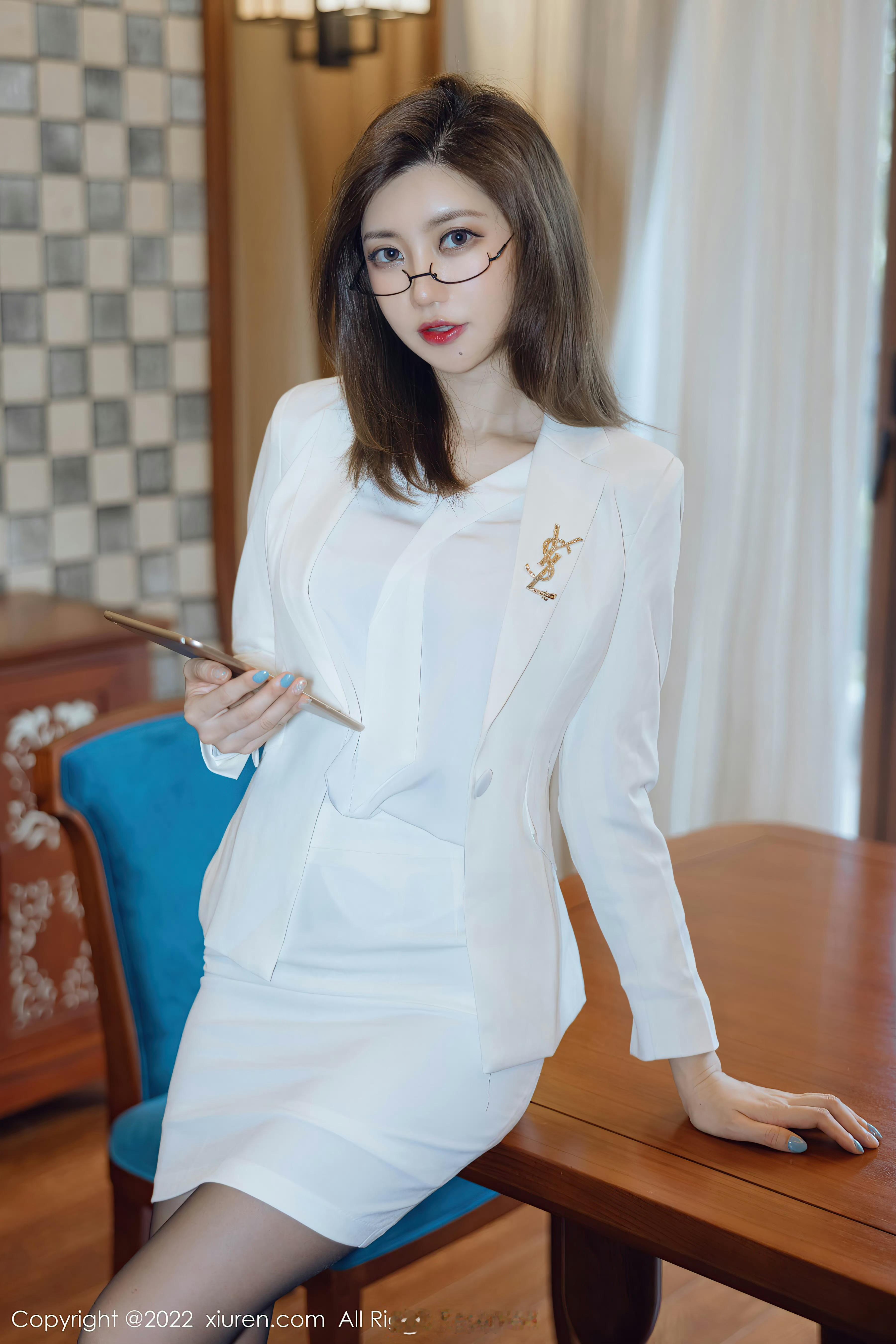 一身白色的小姐姐 ​​​
