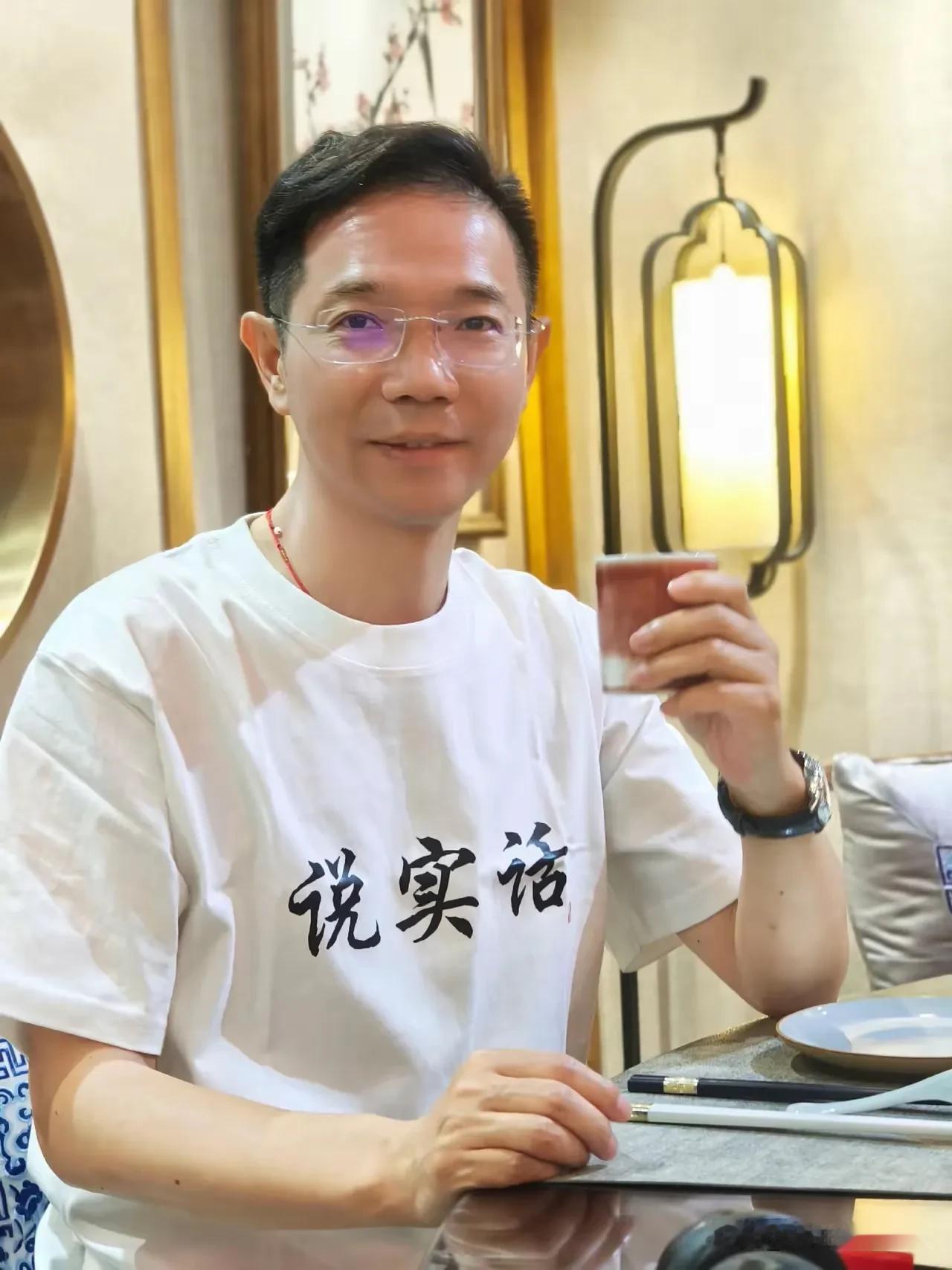 李律发的这个作品《袭》，那可真是相当有内涵。
就像这故事里厨师做菜，小燕端菜，大