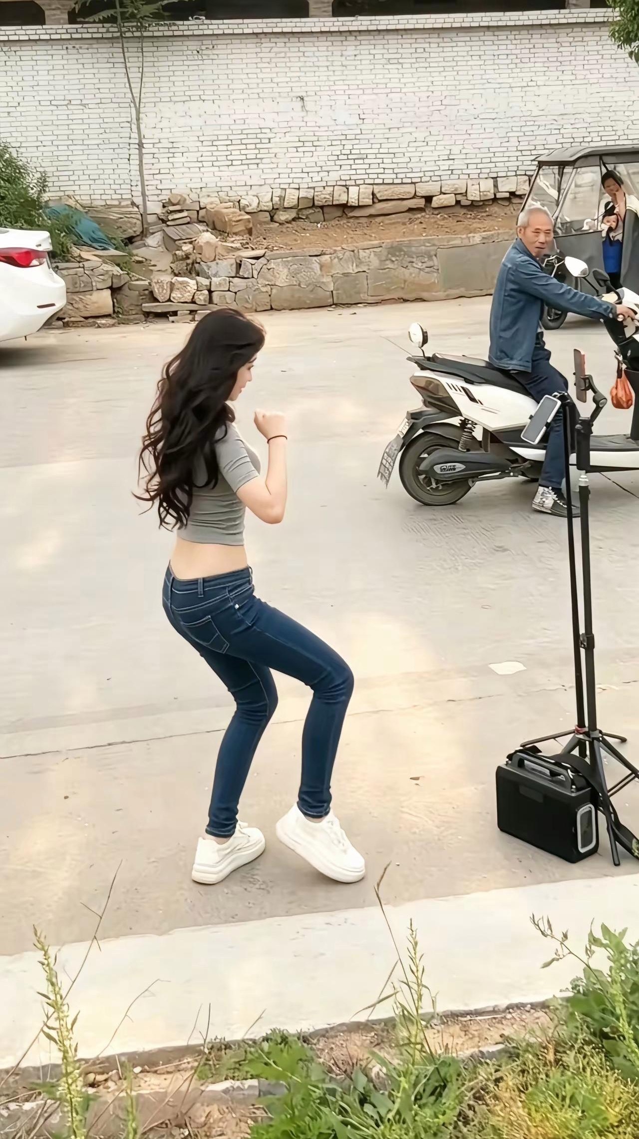 如大爷在路中间出了交通事故， 这主播要承担责任吗？ 