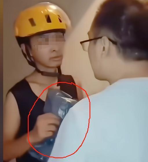 令人后怕！7月26日，嘉兴一小区快递员把业主脖子“抹”了！原因是业主网购狸猫换太