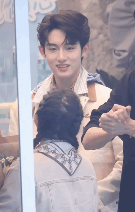 谢依霖36岁被6个帅哥庆生风华合伙人 谢依霖36岁生日现场被6位帅哥齐聚庆祝，易