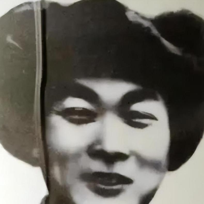 1947年，四野一位师长娶了牺牲战友的遗孀。新婚夜，他没碰新娘，反而对着她提了个