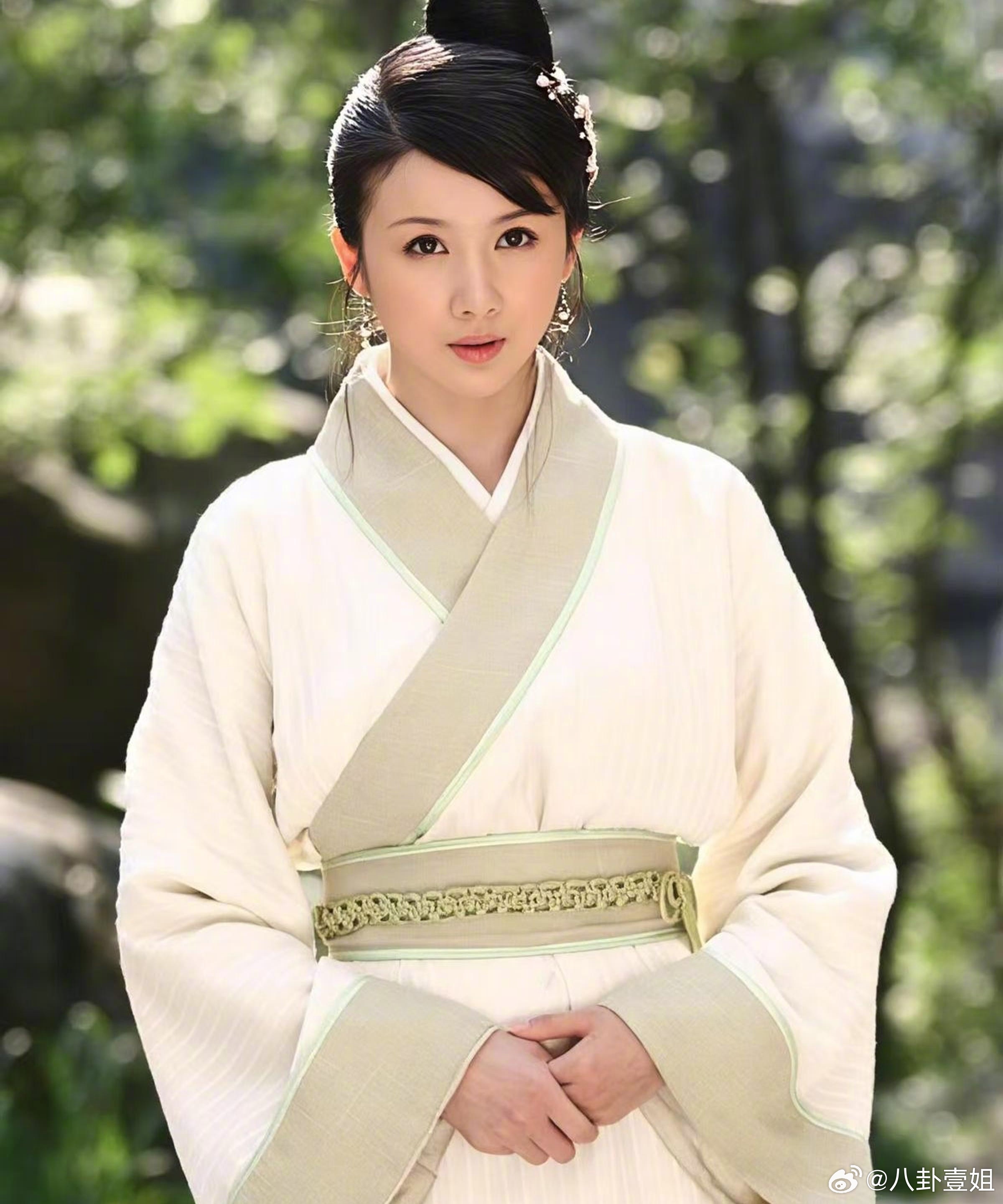 孙菲菲官宣离婚孙菲菲其实不管离婚与否，选择回到公众视野是正确的。长相甜美古典，当