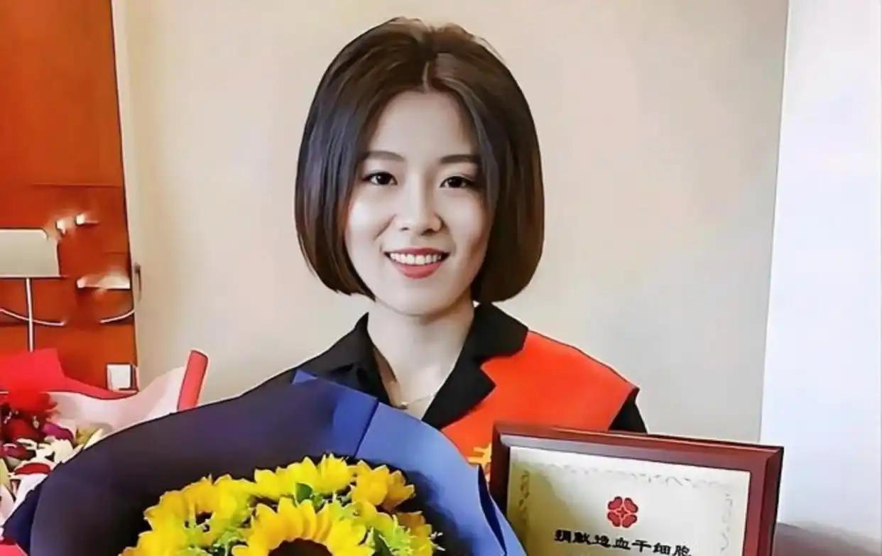 浙江一28岁女孩无偿捐献骨髓，救了一名15岁白血病男孩。没想到，男孩康复后见到她