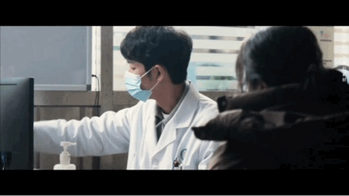 肖战新剧被羊驼吐口水小城良方中，刘铮亮在小西门遇到的各种奇葩事，奇葩人，看似无厘