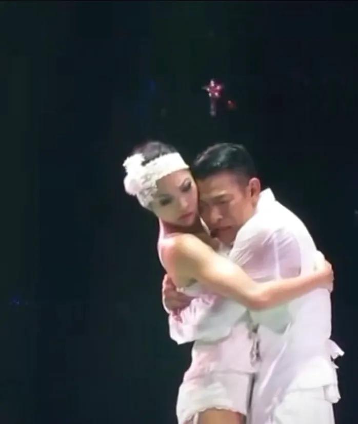 舞台华嫂赖文慧，舞台上刘德华称她为爱人，两人翩翩起舞，宛如一对爱人，每个眼神都透