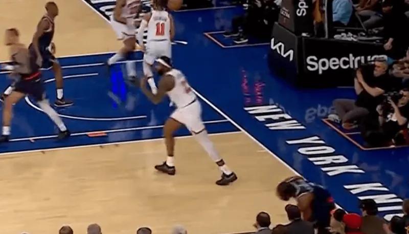 伦纳德也实在是太背了。
约老师是踩自己的队友，他呢。连场边的观众都能踩到。
船记