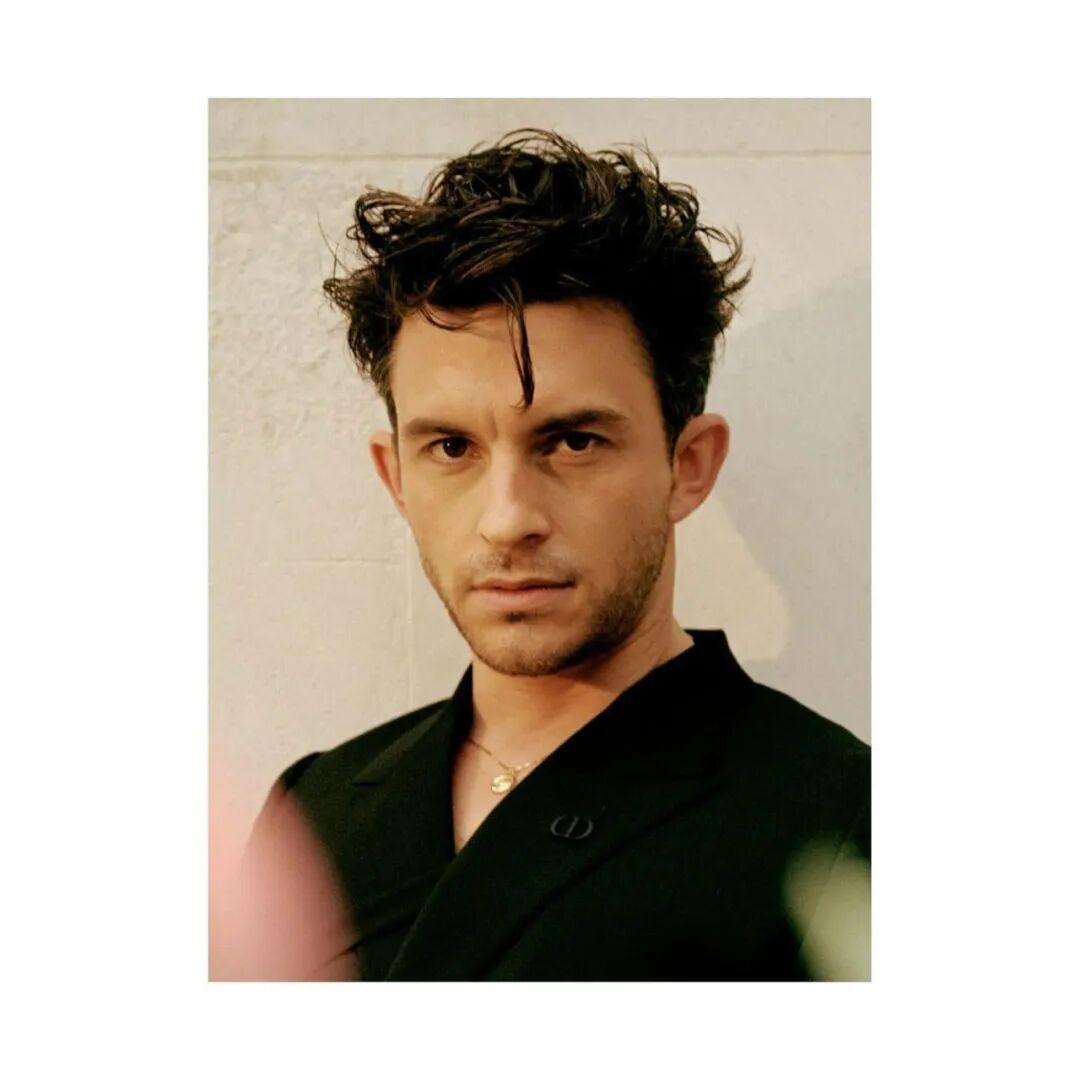 最近，英国男演员 Jonathan Bailey（乔纳森·贝利）透露，自己被好莱