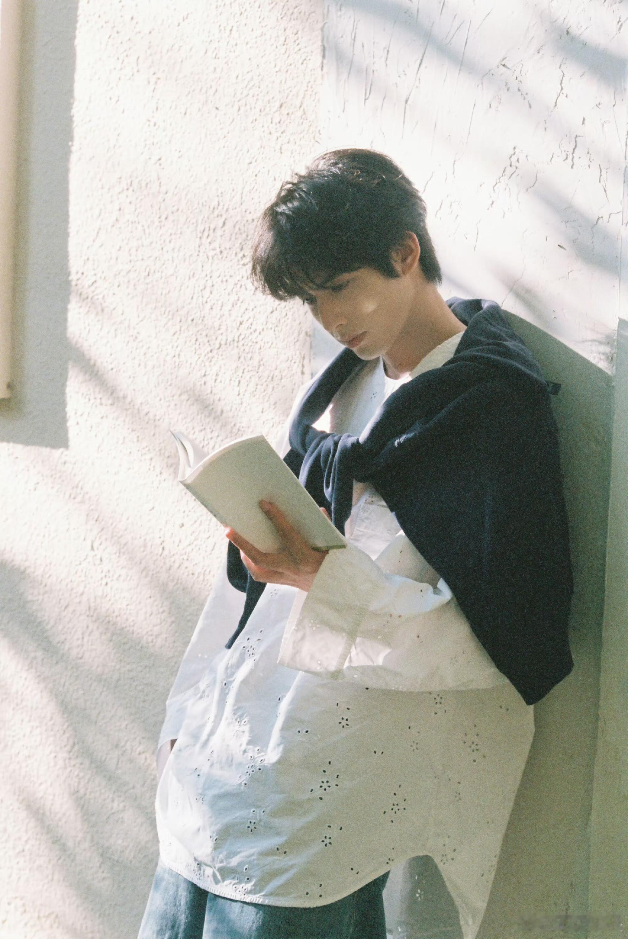 宋威龙你还有一部情书没拍 宋威龙太适配《情书》感！旧写真光影少年气拉满，《骄阳似