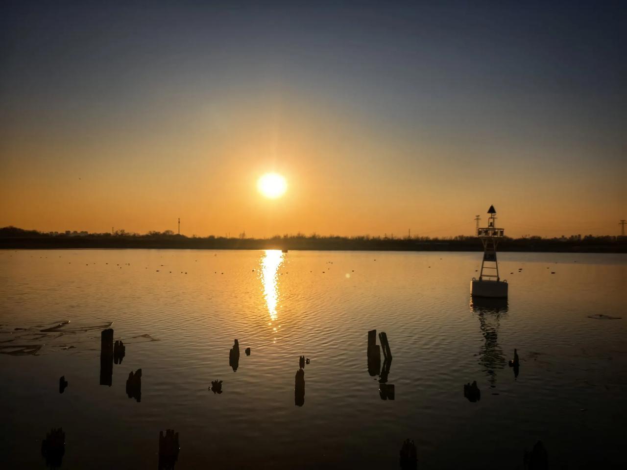 落霞与海鸥齐飞，冬水共长天一色！

津沽古渡，寒水汤汤。落日垂天，与鸥鹭俱翔；凝