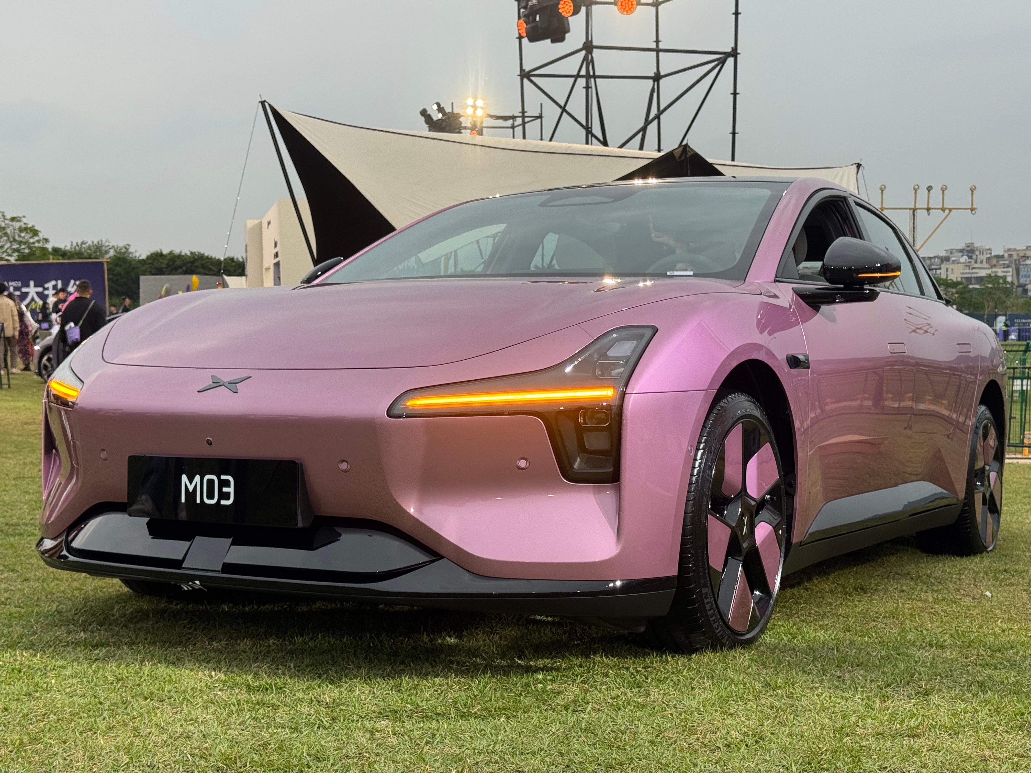 2026款小鹏MONA M03的上市发布会，这现场也太有春天的气息了吧。 当然更