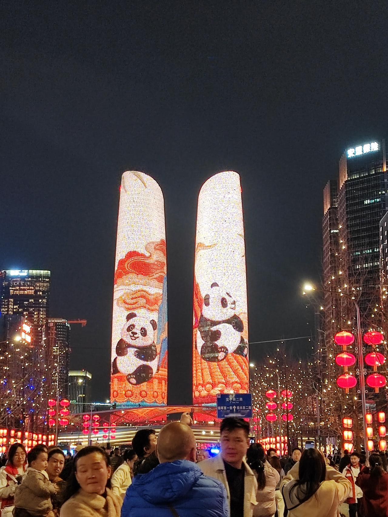 清晨，菜市场的吆喝声充满烟火气；楼下担担面只要7块钱，味道超棒。河边有人打太极、