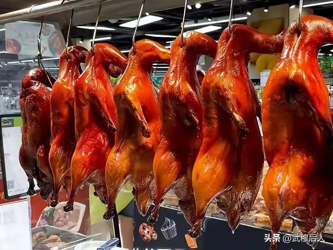 破案了！路边18元一只的烤鸭，用的其实不是你以为的那种鸭子！
街边烤鸭摊油光四溢