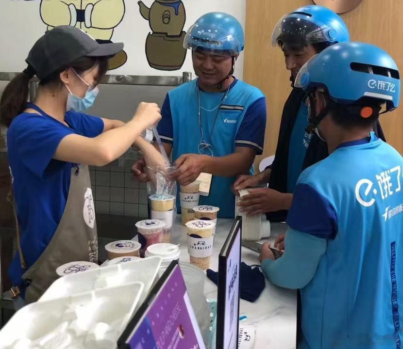 五一假期那叫一个热闹！大街小巷全是人，景区更是挤得水泄不通。这种天气，出门在外，