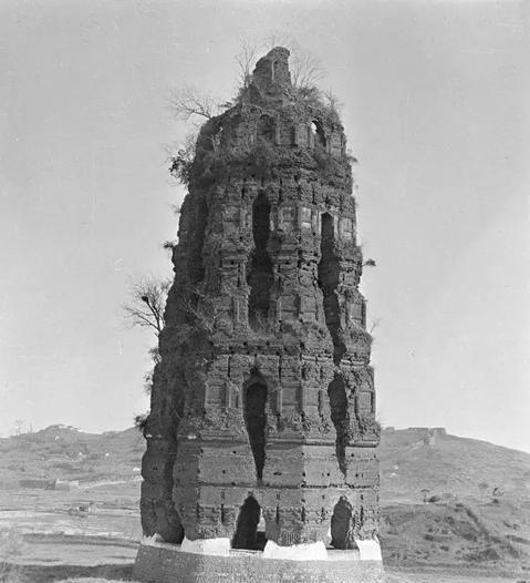 1924年，雷峰塔突然倒塌。人们害怕白蛇出塔，纷纷呼喊：“快跑啊，雷峰塔倒了，白