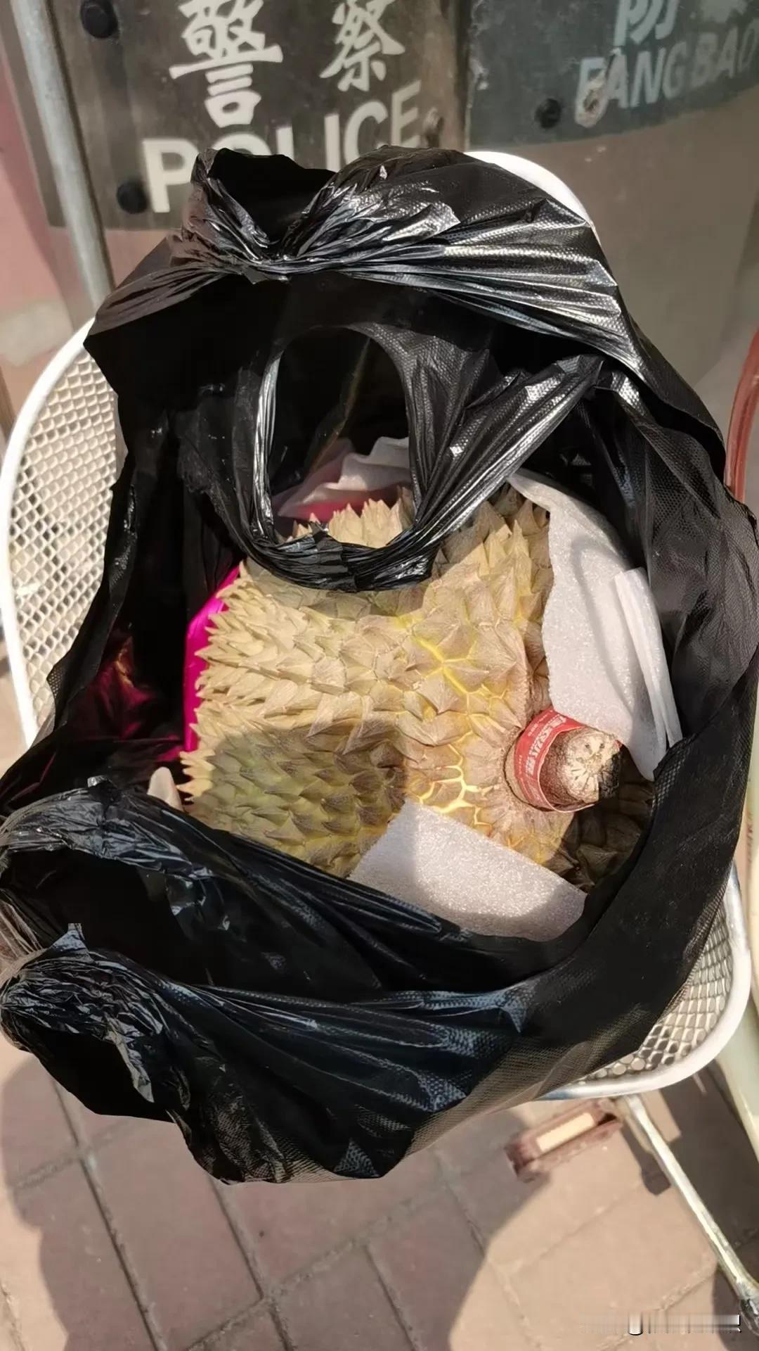 这谁放的？是给我的还是暂存？
赶紧查微信，没人打招呼。
那问问门卫？一伸头儿看他